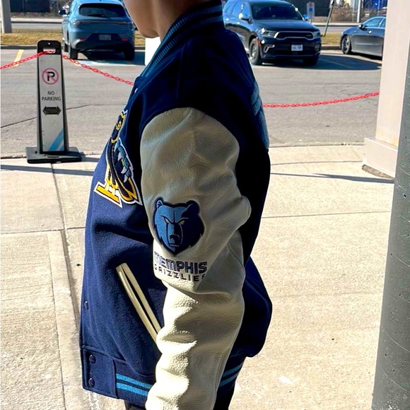 Brand new only worn for photos size medium still have receipt - Picture 1 of 4